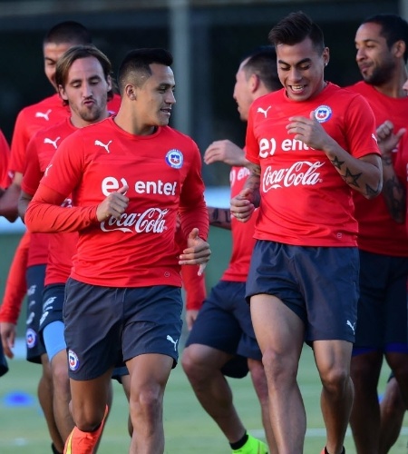Alexis Sánchez (e) e Vargas sorriem durante treino do Chile