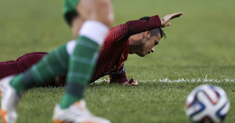 C. Ronaldo cai no chão e reclama de falta no amistoso de Portugal contra a Irlanda