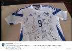 Atacante da Bósnia jogou com camisa emprestada após doar número 9 - Reprodução / Twitter