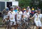 Após pedalarem 20 mil km, colombianos são barrados, mas encontram ídolo - Luis Augusto Simon/UOL