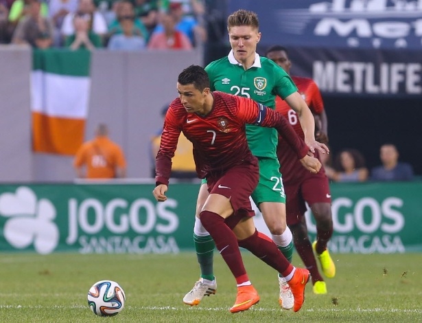 Cristiano Ronaldo avança com a bola para Portugal em amistoso contra a Irlanda