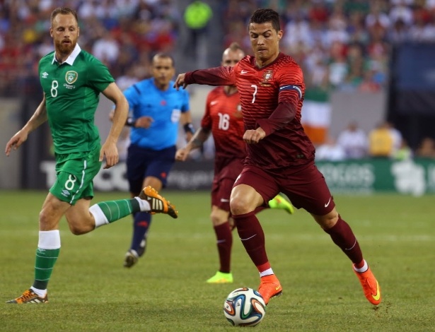 Cristiano Ronaldo tenta chute de esquerda no amistoso entre Portugal e Ielanda
