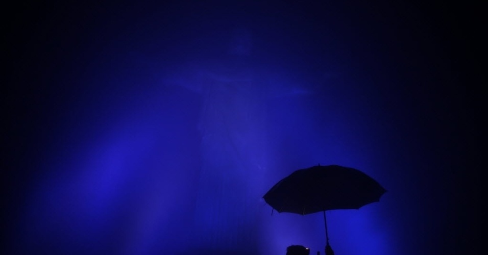 Cristo Redentor é iluminado com azul da bandeira argentina