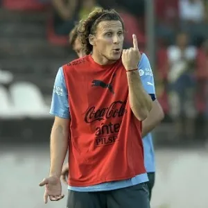 Diego Forlán gesticula em treino do Uruguai nesta terça-feira - undefined