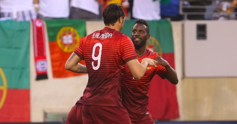 Hugo almeida (e) comemora com Varella seu primeiro gol para Portugal contra a Irlanda; Varella fez o cruzamento para o gol de cabeça