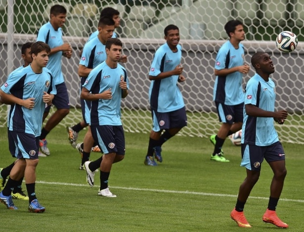 Jogadores da Costa Rica correm e batem bola em treino na Vila Belmiro, em Santos