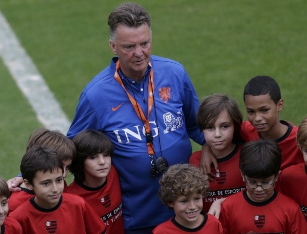 Louis Van Gaal, técnico da Holanda, posa com crianças de escolinha do Flamengo no Rio de Janeiro