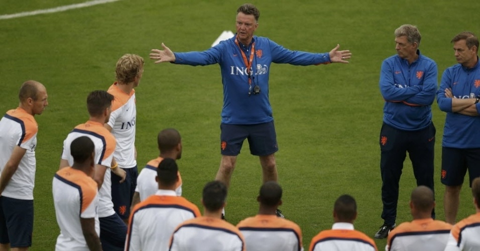 Louis Van Gaal, treinador da Holanda, comanda treino de sua seleção no Rio de Janeiro
