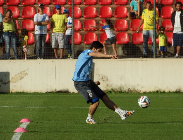 Luis Suárez chuta a bola em treino aberto do Uruguai em Sete Lagoas