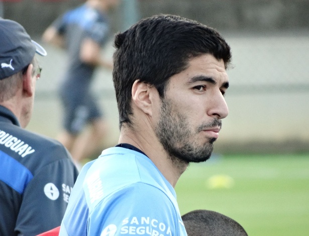Luis Suárez participa de treino da seleção do Uruguai em Sete Lagoas-MG