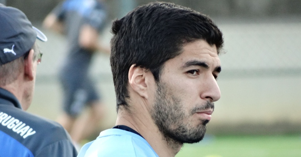 Luis Suárez participa de treino da seleção do Uruguai em Sete Lagoas-MG