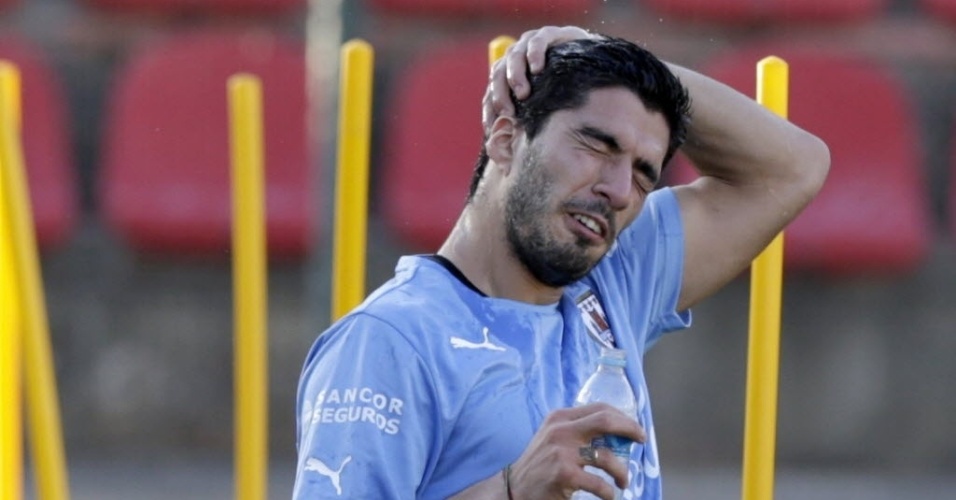 Luis Suárez se refresca durante treino do Uruguai em Sete Lagoas
