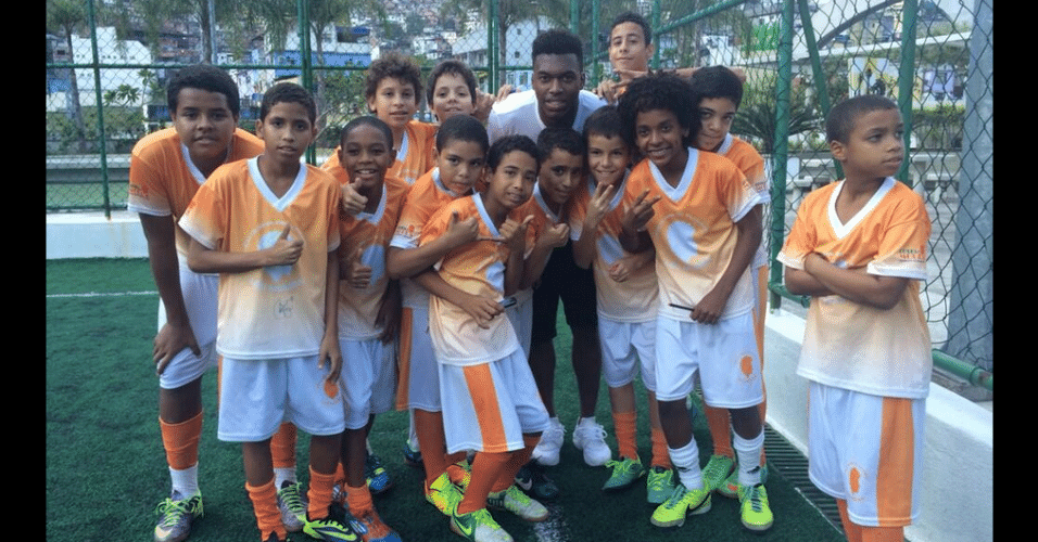 O inglês Daniel Sturridge mostrou sua alegria em visita a crianças na favela da Rocinha: 