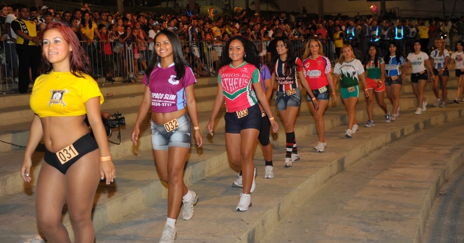 O maior torneio amador de futebol do Brasil, o Peladão de Manaus, é também um concurso de beleza. Cada time tem uma rainha. Pelo regulamento, se a musa avança na competição, ela pode levar sua equipe para uma  repescagem
