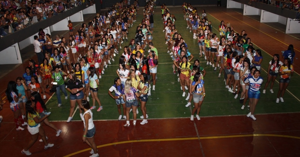 O maior torneio amador de futebol do Brasil, o Peladão de Manaus, é também um concurso de beleza. Cada time tem uma rainha. Pelo regulamento, se a musa avança na competição, ela pode levar sua equipe para uma  repescagem