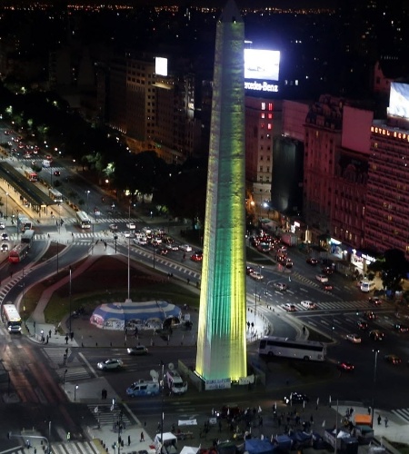 Obelisco, em Buenos Aires, é iluminado de verde e amarelo antes da Copa do Mundo