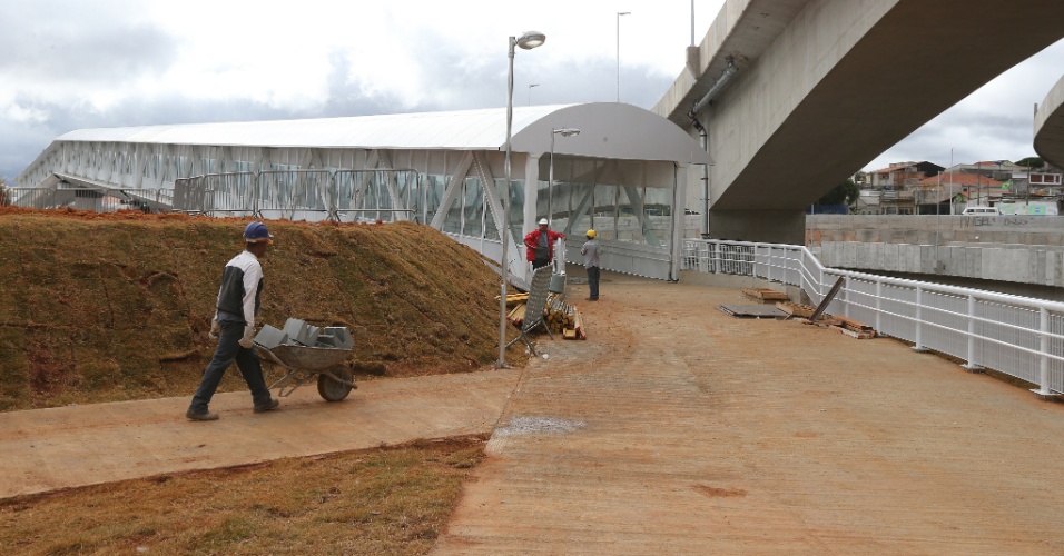 Operários ainda trabalham em obras no entorno do Itaquerão