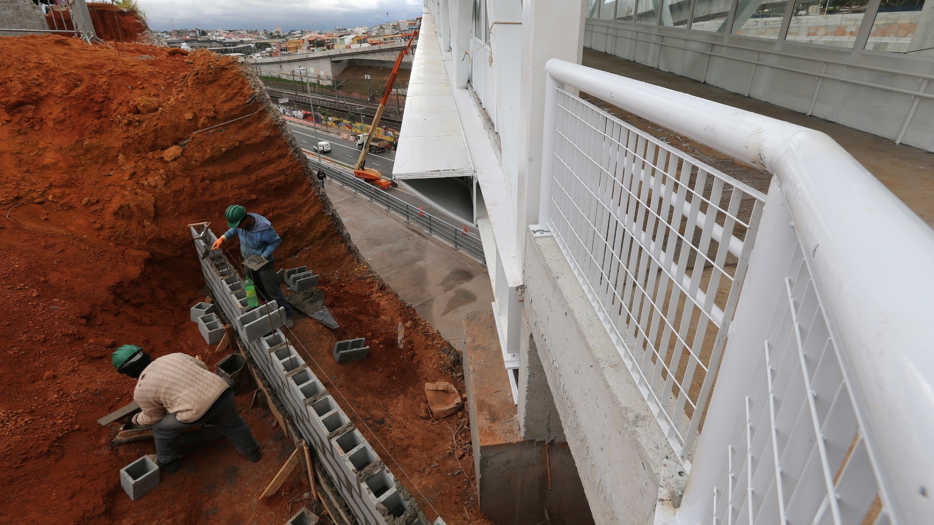 Operários ainda trabalham em obras no entorno do Itaquerão