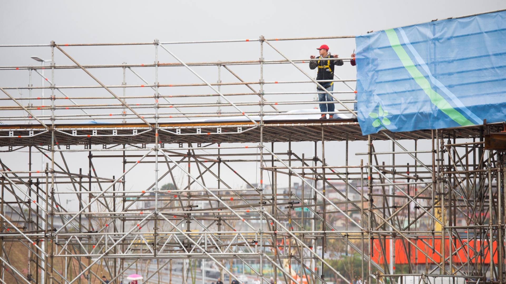 Operários instalam pano em passarela que dará acesso ao estádio Itaquerão