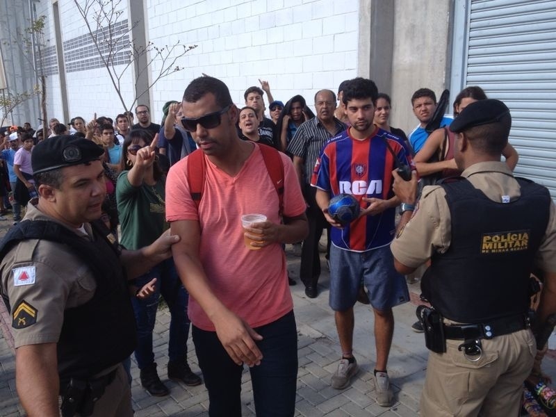 Polícia retira homem acusado de tentar furar a fila (10/06/2014)