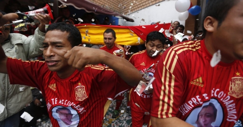 Prisioneiros de Lima, no Peru, fazem a sua própria Copa do Mundo. Divididos em seleções eles fizeram jogo entre Espanha e Portugal nesta terça-feira