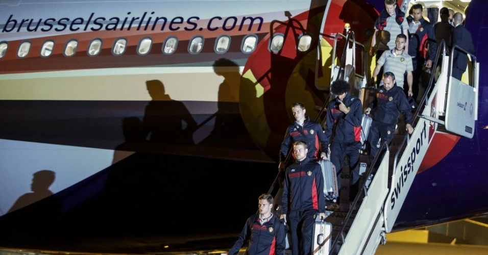 Seleção belga desembarca no aeroporto de Guarulhos, em São Paulo
