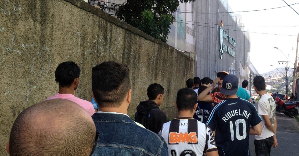 Torcedor com camisa de Riquelme fica na fila em Belo Horizonte para retirar ingresso de treino da Argentina (10/06/2014)