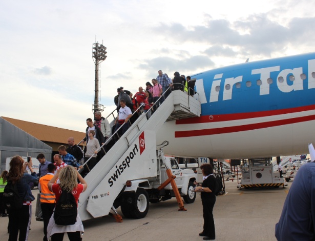 Torcedores croatas desembarcam no aeroporto de Viracopos,após voarem em avião fretado direto de Zagreb