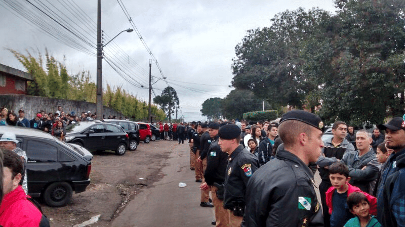 Treino aberto da Espanha tem confusão e um policial para cada dois torcedores