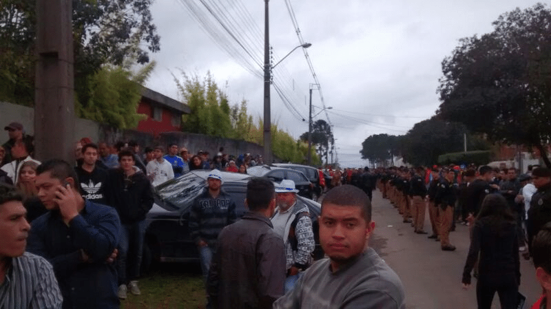 Treino aberto da Espanha tem confusão e um policial para cada dois torcedores
