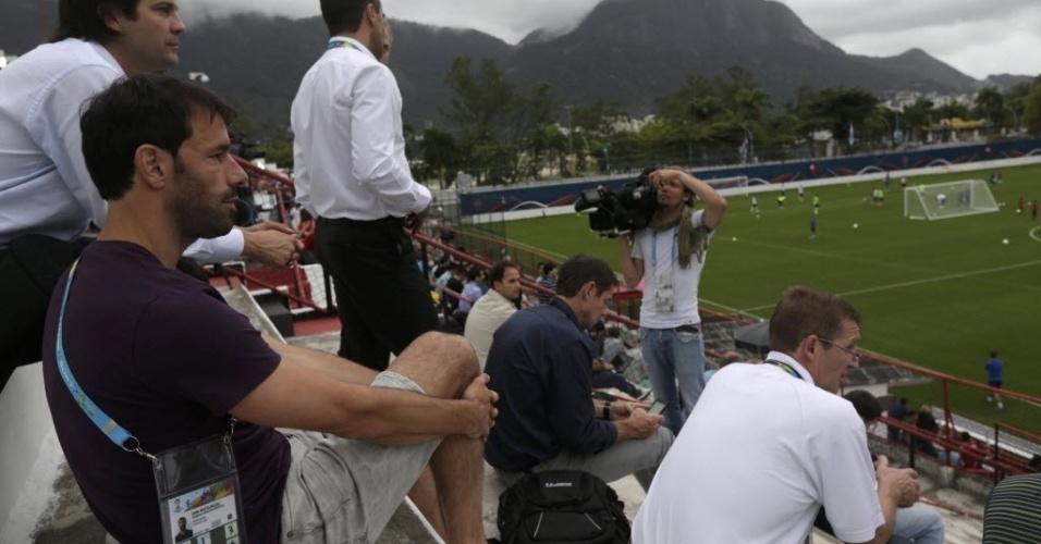 Van Nistelrooy, ex-jogador holandês, comparece ao treino da seleção de seu país no Rio de Janeiro