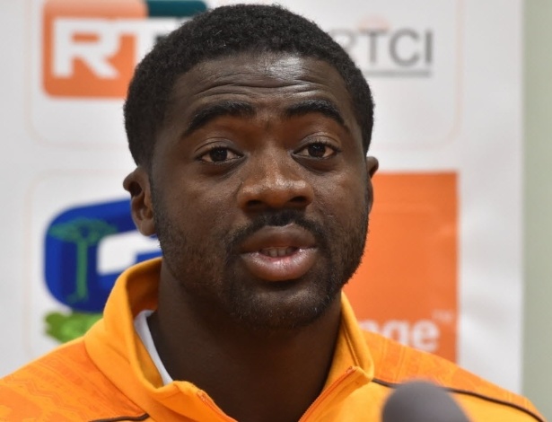 Kolo Touré dá entrevista coletiva em Águas de Lindoia, onde a seleção da Costa do Marfim se concentra para a Copa