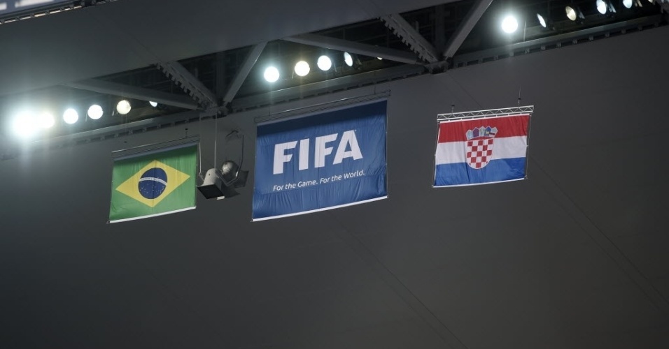 11. jun. 2014 - Bandeiras do Brasil e da Croácia já estão expostas no Itaquerão