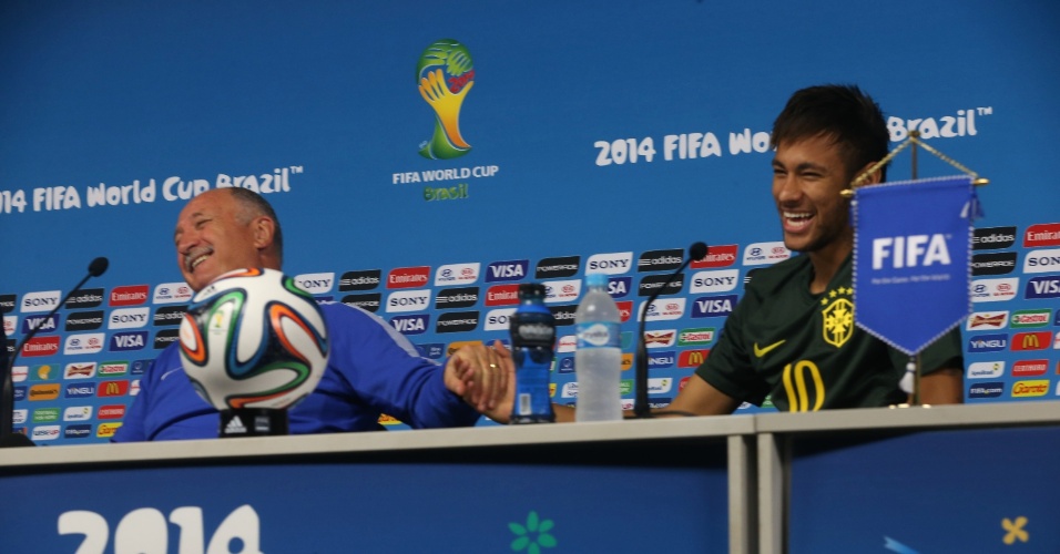 11. jun. 2014 - Em clima descontraído, Felipão e Neymar falam com jornalistas no Itaquerão