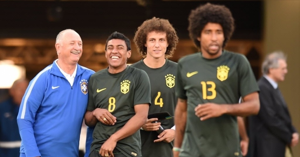 11. jun. 2014 - Felipão, Paulinho, David Luiz e Dante no gramado do Itaquerão para treinamento da seleção