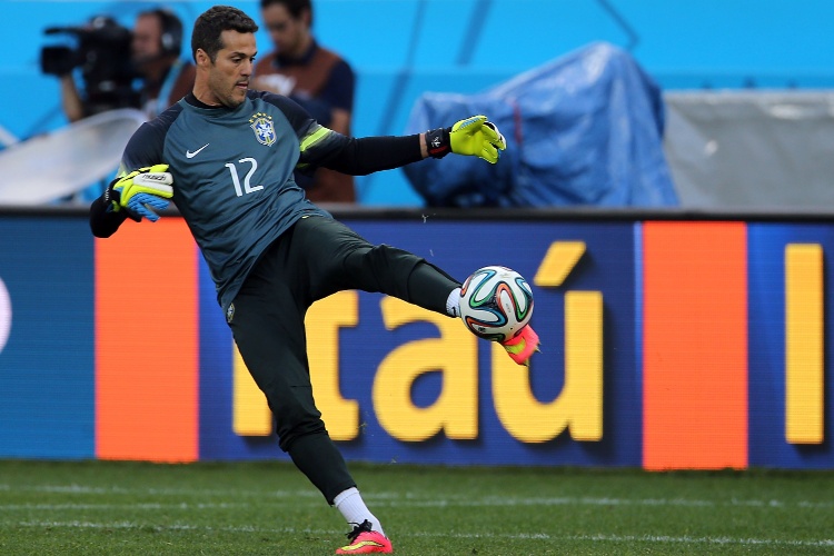 11. jun. 2014 - Júlio César chuta bola durante o último treinamento do Brasil antes da Copa do Mundo