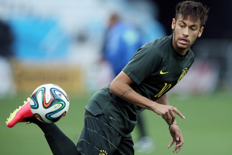 11. jun. 2014 - Neymar brinca com a bola em último treino da seleção brasileira antes da abertura da Copa do Mundo