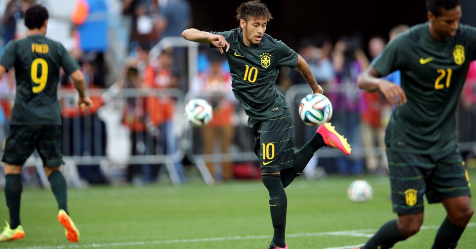 11. jun. 2014 - Neymar chuta bola durante treino da seleção brasileira, no Itaquerão