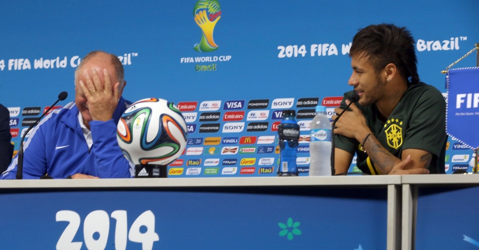 11. jun. 2014 - Neymar faz pergunta para Felipão durante coletiva: "Professor, eu vou jogar amanhã"?