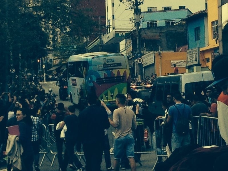 11. jun. 2014 - Ônibus da seleção brasileira deixa hotel e segue para o Itaquerão, onde treina a partir das 16h15