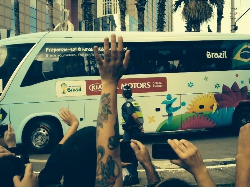 11. jun. 2014 - Ônibus da seleção brasileira deixa hotel e segue para o Itaquerão, onde treina a partir das 16h15