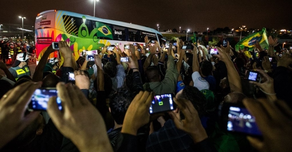 11. jun. 2014 - Ônibus da seleção brasileira deixa Itaquerão com o apoio da torcida