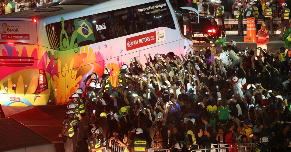 11. jun. 2014 - Polícia isola torcedores para passagem do ônibus da seleção na saída do Itaquerão