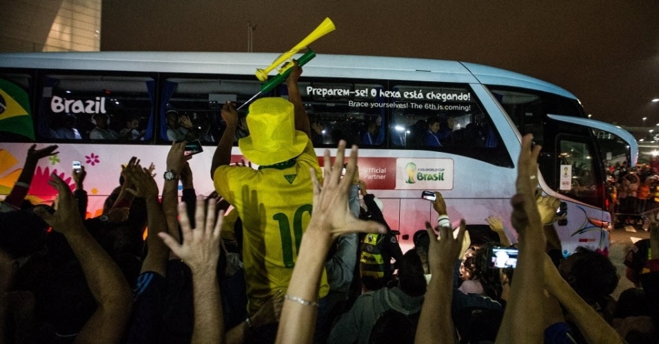 11. jun. 2014 - Seleção brasileira deixa o Itaquerão rumo ao hotel em São Paulo, com apoio da torcida