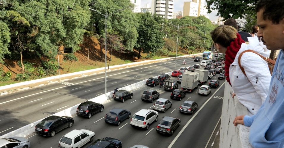 11. jun. 2014 - Torcedores acompanham ônibus da seleção brasileira passar pelas ruas de São Paulo