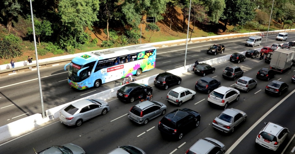 11. jun. 2014 - Torcedores acompanham ônibus da seleção brasileira passar pelas ruas de São Paulo