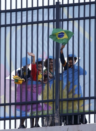 11. jun. 2014 - Torcida brasileira faz festa após rasgar proteção do Itaquerão no último treino da seleção brasileira antes da Copa