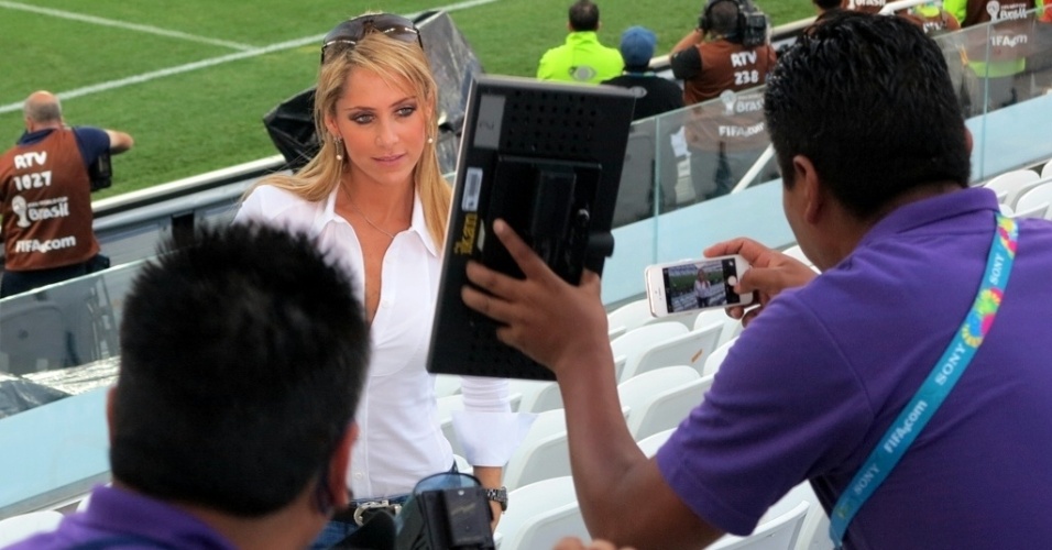 11.jun.2014 - A repórter mexicana Inés Sainz chamou a atenção durante treinamento da seleção brasileira no Itaquerão