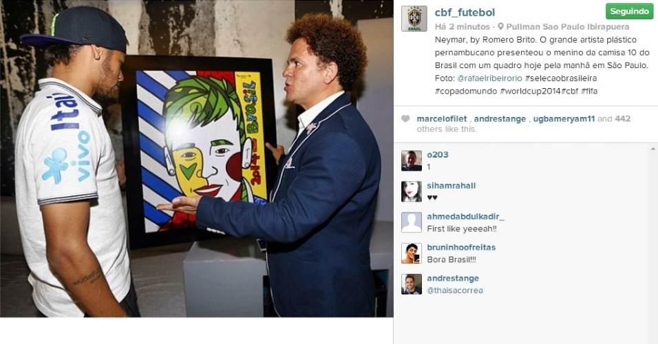 11.jun.2014 - Artista plástico, Romero Britto entrega quadro com retrato de Neymar ao camisa 10 da seleção