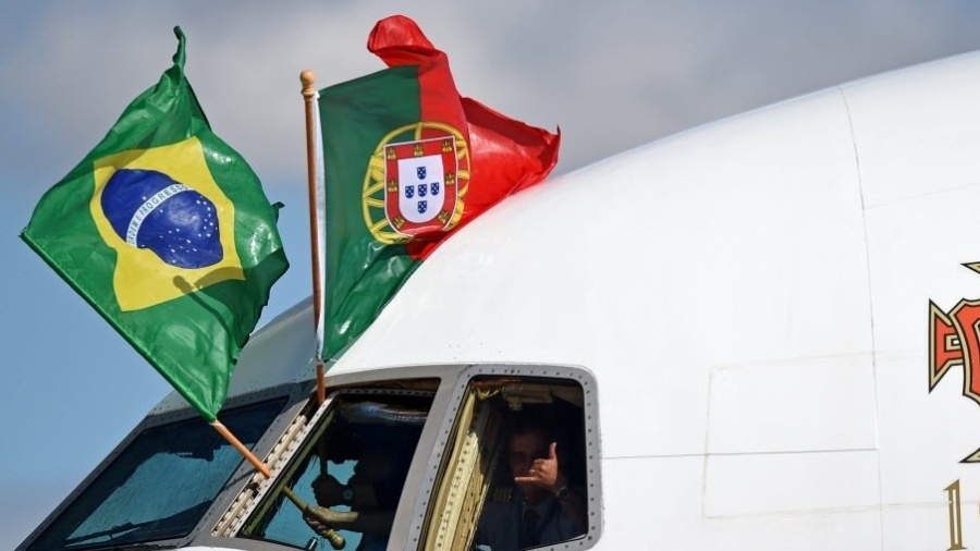 11.jun.2014 - Bandeiras de Brasil e Portugal são exibidas em cabine de avião